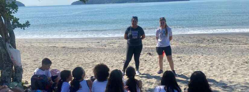 Alunos participam de atividades práticas sobre a vegetação jundu na Praia da Mococa