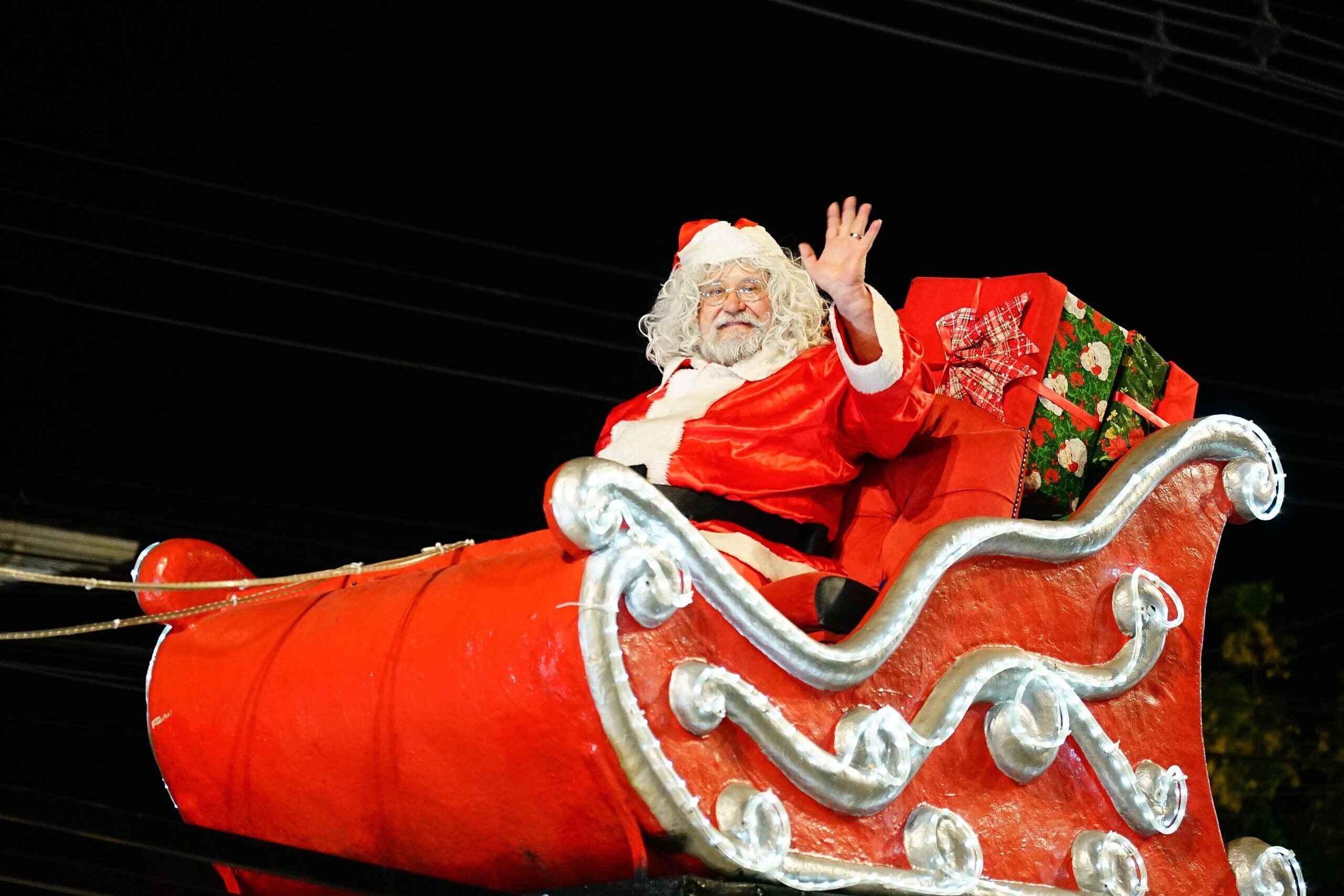 Carreata de Natal emociona e reúne 20 mil pessoas pela Avenida da Praia de Caraguatatuba