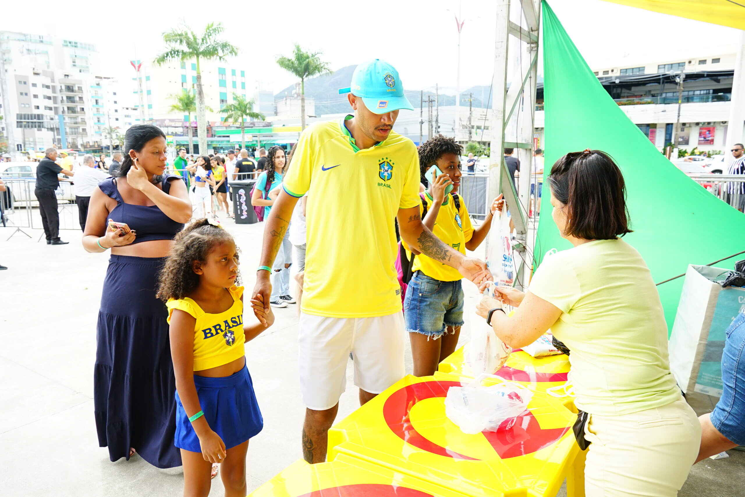 Caraguá em Copa: torcedores podem acompanhar Brasil x Croácia com doação de roupa ou alimento