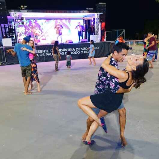 Trio Praiano encanta durante show na Unidade móvel de cultura do SESI no Travessão em Caraguatatuba