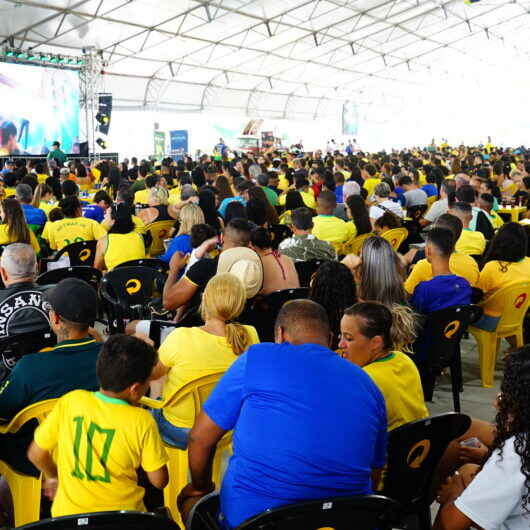 Caraguá em Copa: torcedores podem acompanhar Brasil x Croácia com doação de roupa ou alimento