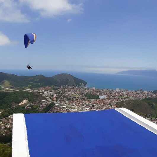 Prefeitura de Caraguatatuba pinta rampas de voo livre do Morro Santo Antônio