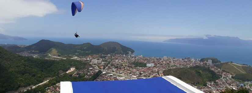 Prefeitura de Caraguatatuba pinta rampas de voo livre do Morro Santo Antônio