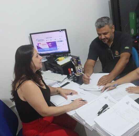 Prefeitura de Caraguatatuba entrega licenças do comércio ambulante de 2023 e coletes de identificação