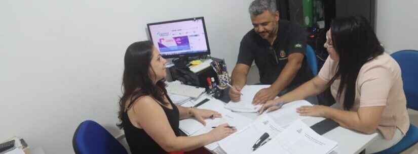 Prefeitura de Caraguatatuba entrega licenças do comércio ambulante de 2023 e coletes de identificação