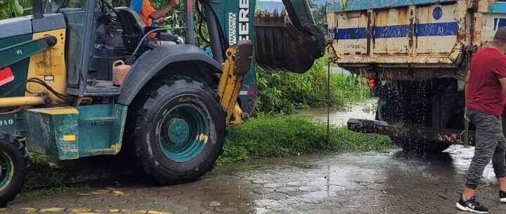 Equipes da Prefeitura trabalham após chuva torrencial e ventos fortes que causaram estragos em Caraguatatuba