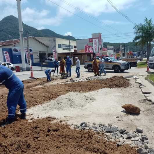 Prefeitura de Caraguatatuba executa mais 600 serviços e refaz trevo no bairro Cidade Jardim em dezembro