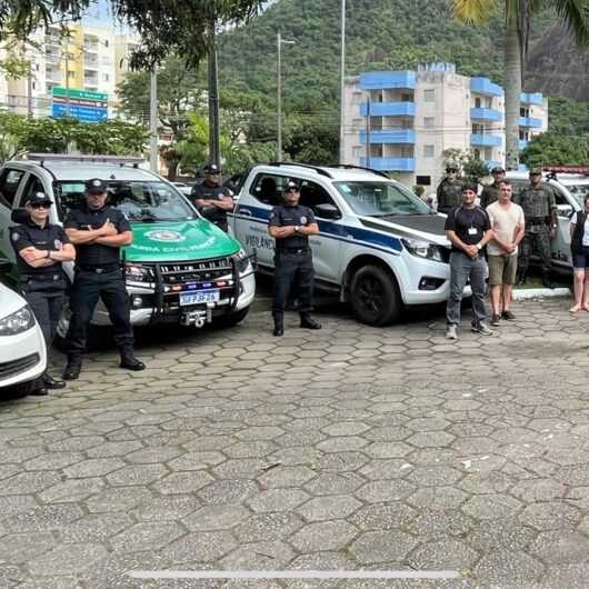 Força-tarefa da Prefeitura de Caraguatatuba fiscaliza comércio ambulante na Praia do Indaiá