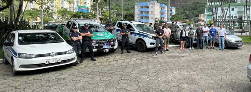 Força-tarefa da Prefeitura de Caraguatatuba fiscaliza comércio ambulante na Praia do Indaiá