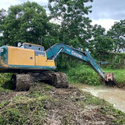 Prefeitura de Caraguatatuba realiza limpeza de valas para prevenção contra chuvas