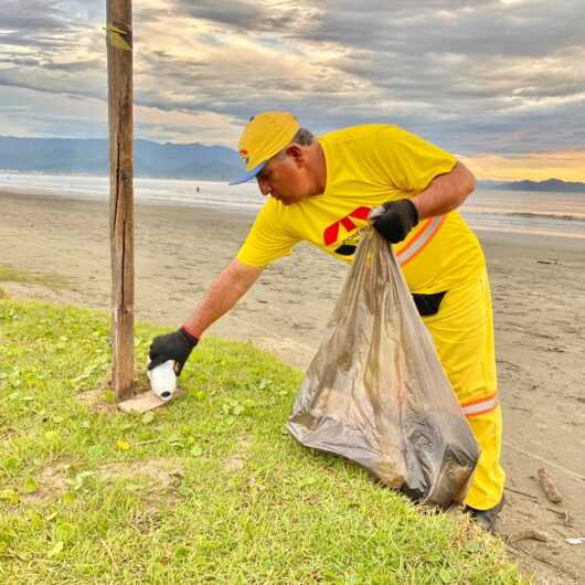 Prefeitura de Caraguatatuba reforça limpeza e coleta de lixo durante alta temporada