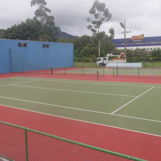 Prefeitura de Caraguatatuba reforma quadras de tênis do Centro Esportivo Ubaldo Gonçalves