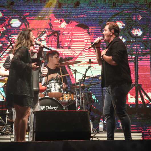 CARAGUÁ TÁ SHOW: Play no Modão é sucesso na Praça da Cultura no Centro