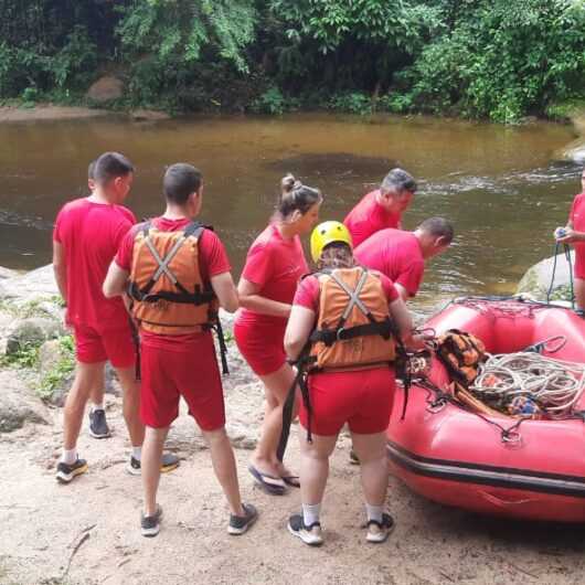 Equipes do Corpo de Bombeiros realizam treinamento no Rio do Ouro para possível resgate de ilhados