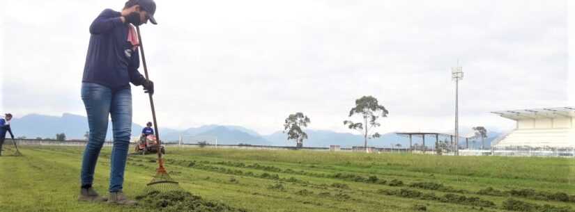 Campos de futebol recebem ação de limpeza e manutenção em Caraguatatuba