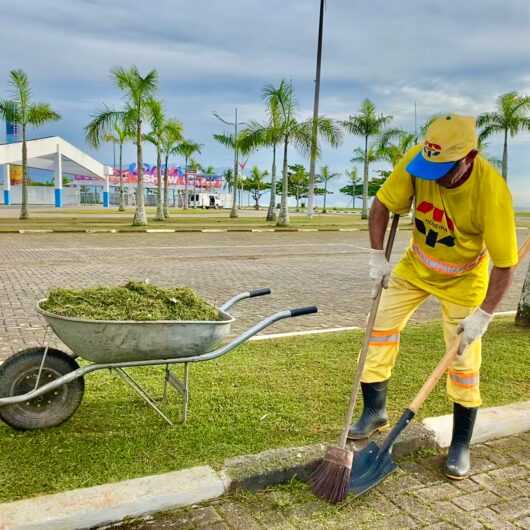 Prefeitura de Caraguatatuba mantém mutirão de limpeza nos bairros