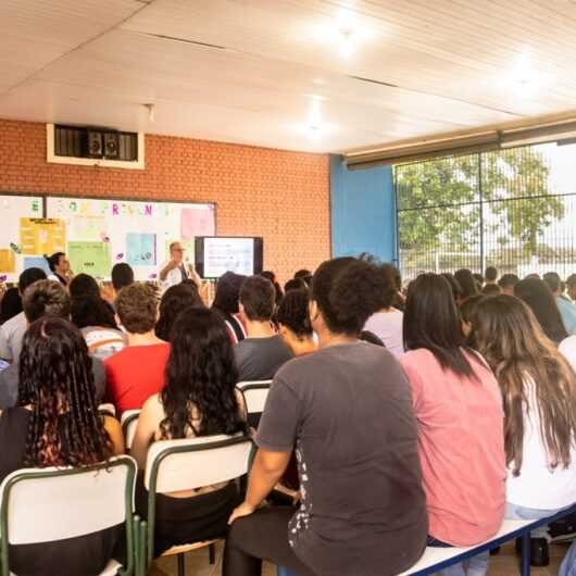 Secretaria de Saúde de Caraguatatuba aborda sobre prevenção da gravidez na adolescência em escolas estaduais