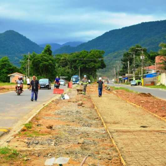 Caraguá em Obras: Prefeitura executa obras contra enchentes e de pavimentação nos bairros Perequê-Mirim e Pegorelli