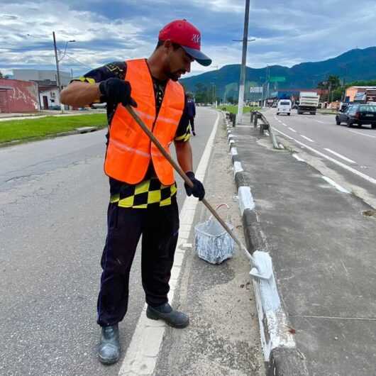 Prefeitura de Caraguatatuba executa serviços de limpeza e manutenção na Rodovia SP-55