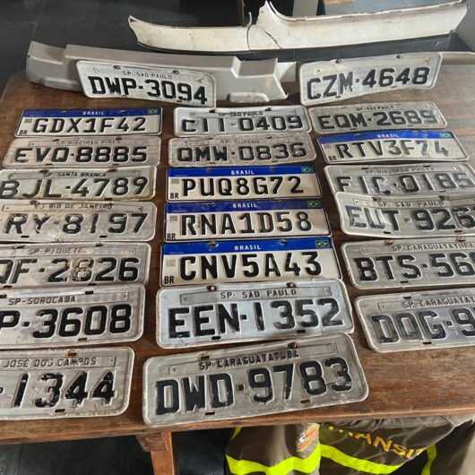 Secretaria de Mobilidade Urbana de Caraguatatuba recebe placas de veículos encontradas após temporal