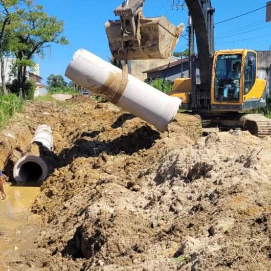 Prefeitura de Caraguatatuba inicia instalação de novos de tubos para drenagem em vários bairros