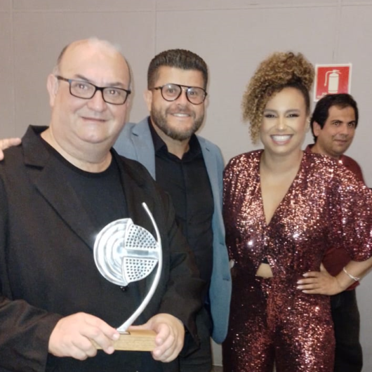 Rádio de Caraguatatuba recebe troféu da Associação dos Cronistas Esportivos como a melhor do Litoral Paulista