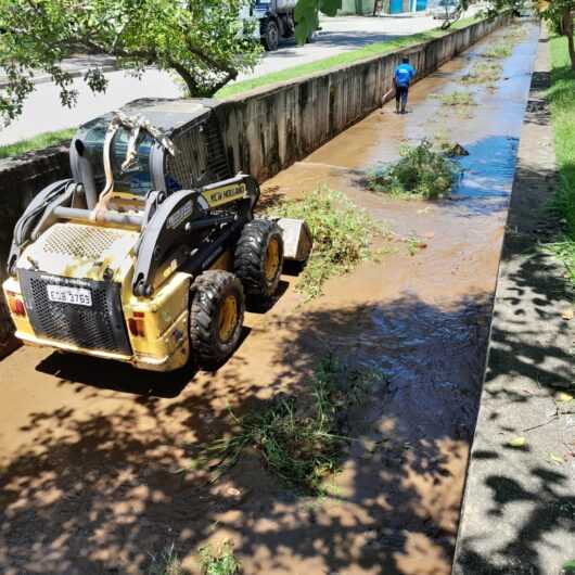 Prefeitura de Caraguatatuba realiza limpeza preventiva no canal de drenagem da Avenida Brasil