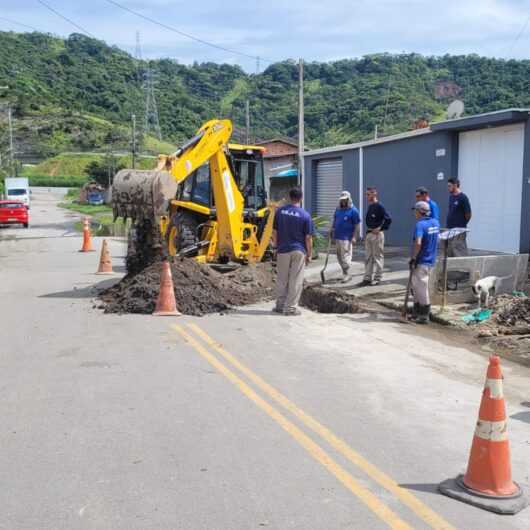 Prefeitura de Caraguatatuba realiza troca de tubulação em rede de drenagem no Tinga