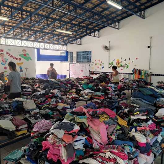 Escolas de Caraguatatuba são utilizadas para que famílias retirem doações de roupas