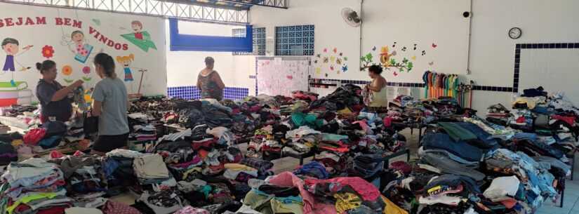 Escolas de Caraguatatuba são utilizadas para que famílias retirem doações de roupas