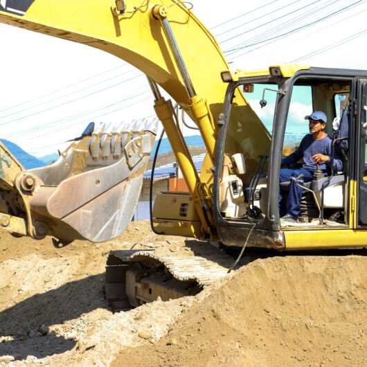 Prefeitura de Caraguatatuba inicia obras de pavimentação e drenagem em trechos do Balneário dos Golfinhos