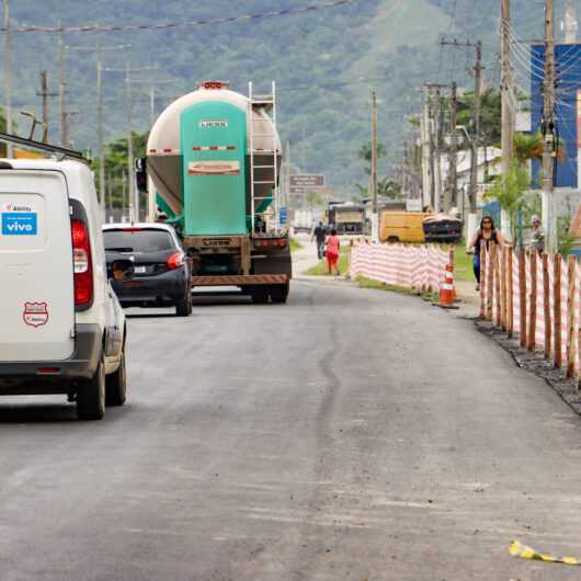 Caraguá em Obras: Prefeitura promove desvio em rodovia para instalação de aduelas de drenagem no Perequê-Mirim