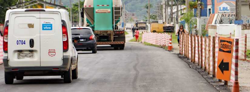 Caraguá em Obras: Prefeitura promove desvio em rodovia para instalação de aduelas de drenagem no Perequê-Mirim