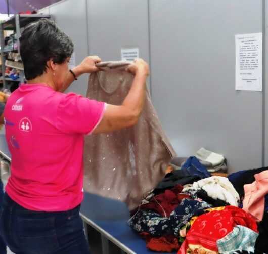 Fundo Social de Caraguatatuba informa que fará descarte de roupas sem condições de uso
