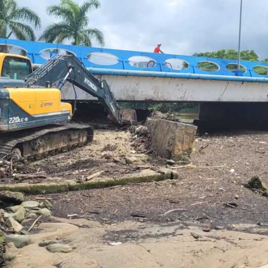 Prefeitura de Caraguatatuba realiza limpeza de dejetos nos Rios Santo Antônio e Gracuí