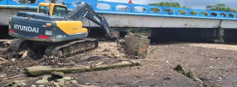 Prefeitura de Caraguatatuba realiza limpeza de dejetos nos Rios Santo Antônio e Gracuí