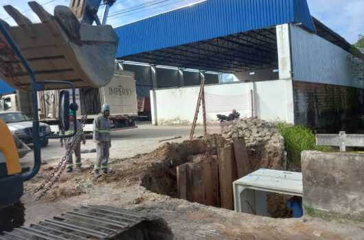 Obras contra enchentes: aduelas são instaladas para vazão de águas do Córrego Itororó, no Perequê-Mirim Obras contra enchentes: aduelas são instaladas para vazão de águas do Córrego Itororó, no Perequê-Mirim