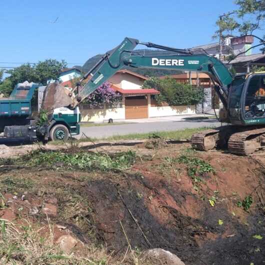 Prefeitura continua limpeza de valas em diversos bairros da cidade