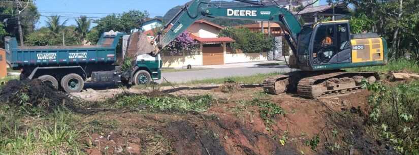 Prefeitura continua limpeza de valas em diversos bairros da cidade