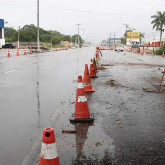 Prefeitura libera trânsito da SP-55 após instalação de aduelas para obras contra enchente no Perequê-Mirim