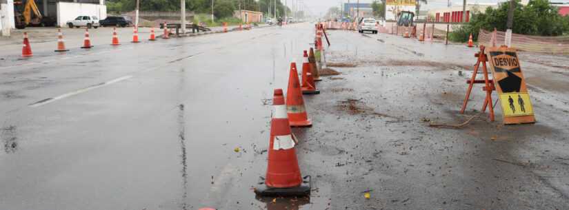 Prefeitura libera trânsito da SP-55 após instalação de aduelas para obras contra enchente no Perequê-Mirim