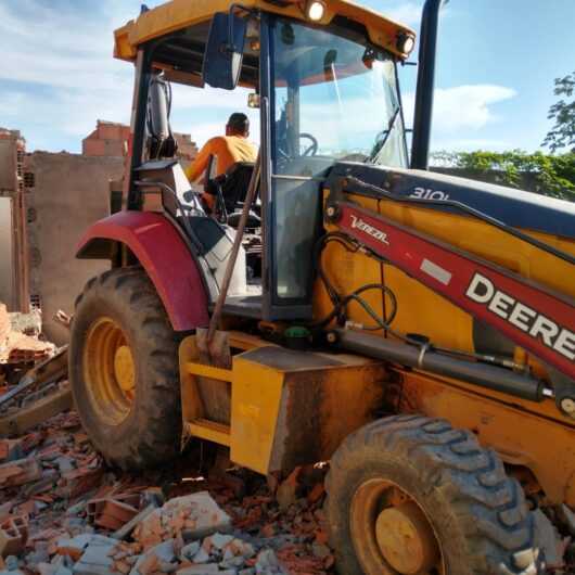 Edificação construída em área pública é demolida no Jardim Tarumãs