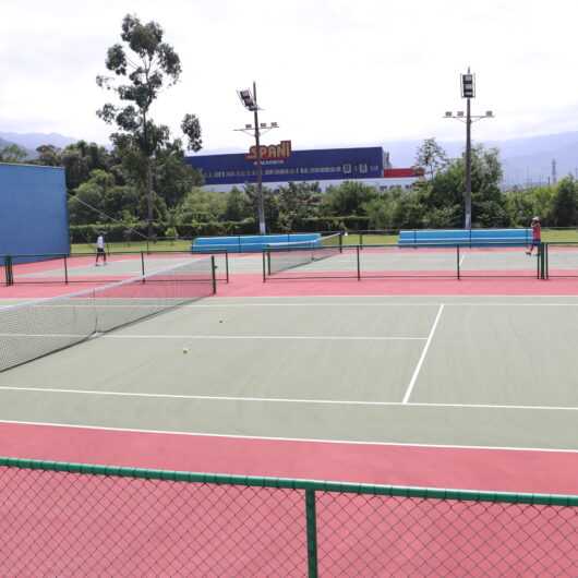 Prefeitura de Caraguatatuba reforma campos e quadras society, de tênis e beach tennis