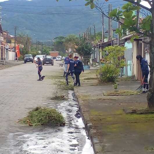Prefeitura executa varrição e roçada em bairros de Norte a Sul de Caraguatatuba