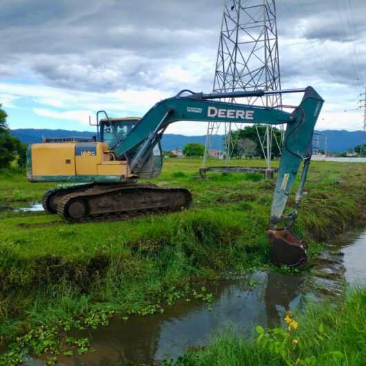 Prefeitura de Caraguatatuba realiza trabalho preventivo de limpeza de valas