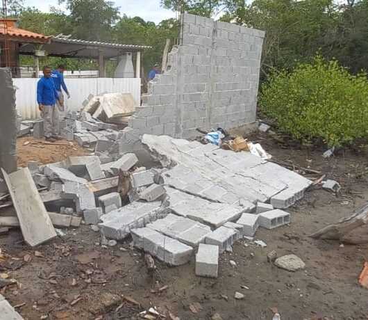 Prefeitura realiza demolição de obra construída irregularmente em área de APP