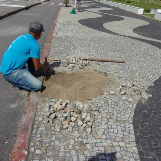 Prefeitura realiza manutenção de pedras portuguesas em espaços públicos