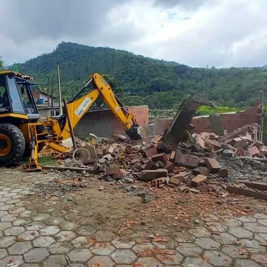 Edificação construída em área pública e de risco é demolida no Rio do Ouro