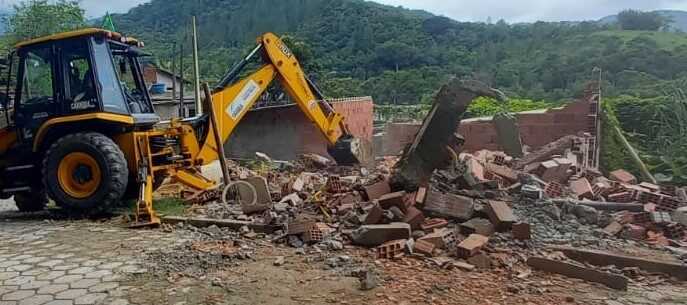 Edificação construída em área pública e de risco é demolida no Rio do Ouro