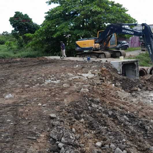 Prefeitura de Caraguatatuba inicia instalação de aduelas e tubos na Tabatinga para melhorar vazão de águas